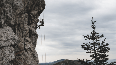 I spent over an hour dangling from a cliff, and this is what I learned about leadership - blogpost cover